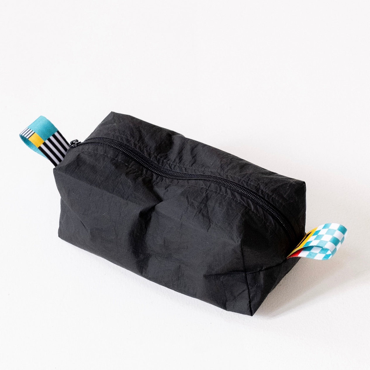 KYRA kosmetická taštička malá stříbrná : barevný popruh