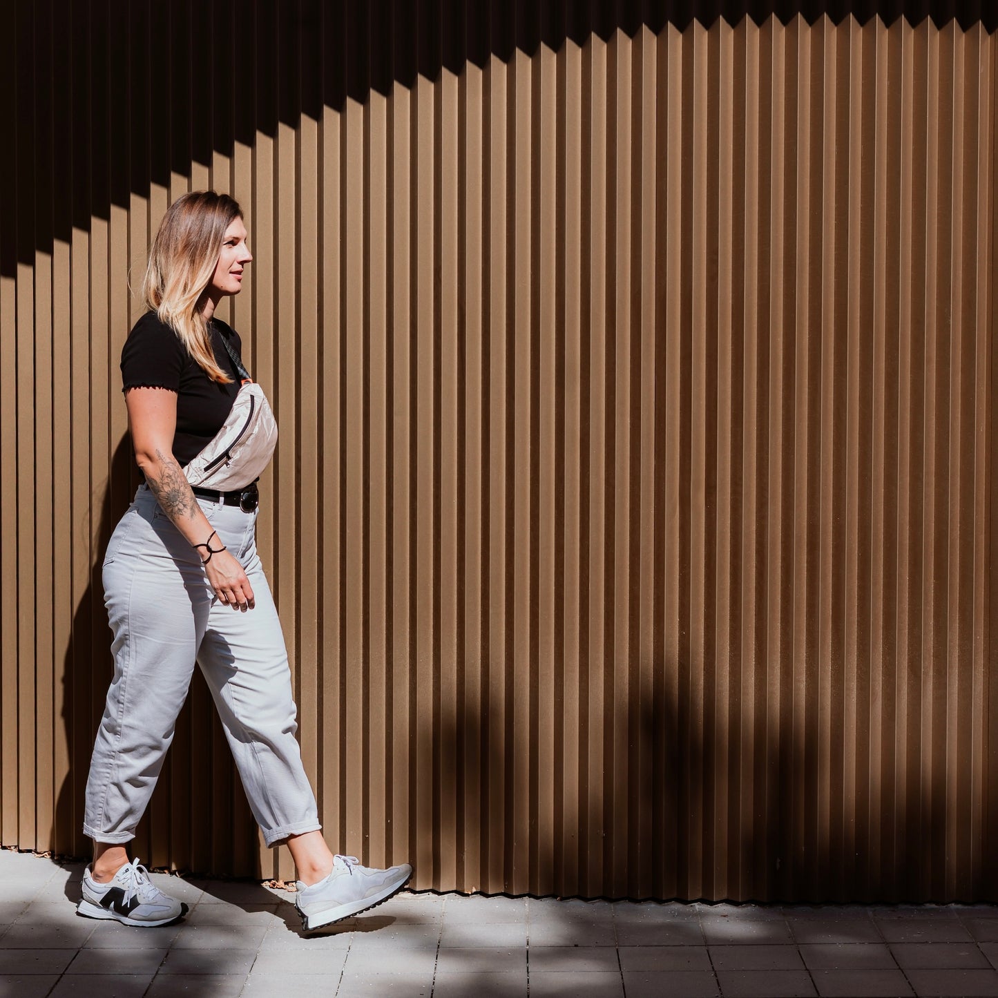 LUNA ledvinka větší zlatá s černým popruhem