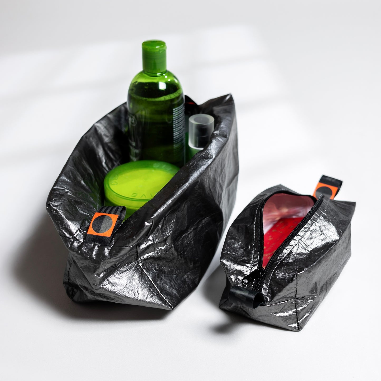 Set KYRA velká a malá kosmetická taštička grafitová : černý popruh