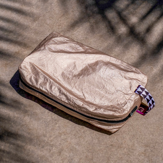 NOMI kosmetická taštička zlatá : barevný popruh